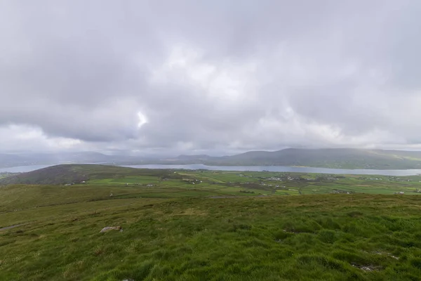 Hermosa vista aérea de la isla Beginish. Lugares que vale la pena visitar en la ruta costera del Atlántico. Escenic Irish countyside on sunny summer day, County Kerry, Irlanda . —  Fotos de Stock