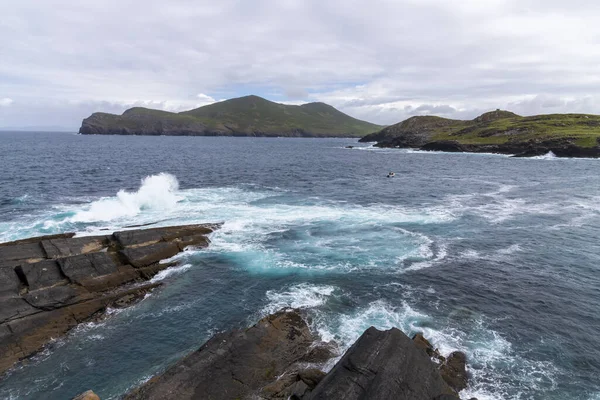 Valentia Adası 'nın güzel hava manzarası. Sıkıcı bir bahar gününde İrlanda manzaralı Kerry İlçesi, İrlanda.