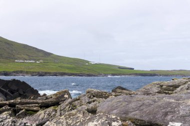 Valentia Adası 'nın güzel hava manzarası. Sıkıcı bir bahar gününde İrlanda manzaralı Kerry İlçesi, İrlanda.