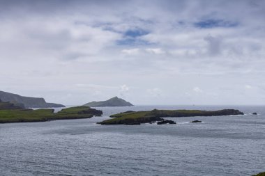 Valentia Adası 'nın güzel hava manzarası. Sıkıcı bir bahar gününde İrlanda manzaralı Kerry İlçesi, İrlanda.