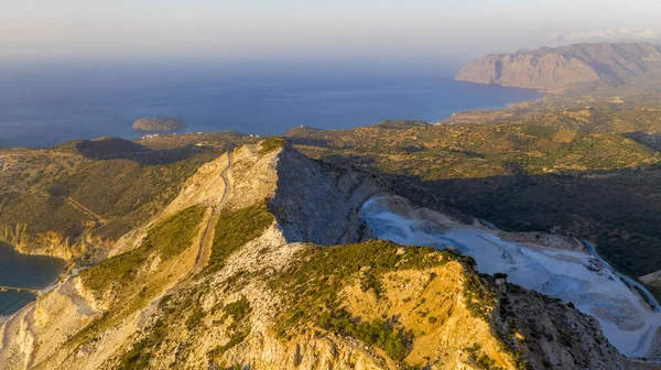 Widok z lotu ptaka kopalni gipsu na Krecie, Grecja — Zdjęcie stockowe