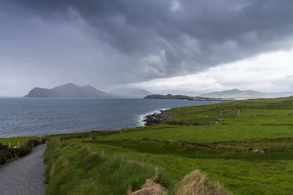 Hermosa vista aérea de la isla de Valentia. Escenic Irish countyside on a dull spring day, County Kerry, Irlanda . —  Fotos de Stock