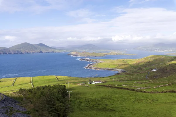 Bella vista sul faro di Valentia Island a Cromwell Point. Luoghi da visitare sulla Wild Atlantic Way. Panoramica delle contee irlandesi nella soleggiata giornata estiva, contea di Kerry, Irlanda . — Foto Stock