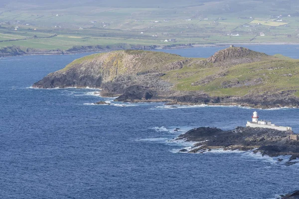 Bella vista sul faro di Valentia Island a Cromwell Point. Luoghi da visitare sulla Wild Atlantic Way. Panoramica delle contee irlandesi nella soleggiata giornata estiva, contea di Kerry, Irlanda . — Foto Stock