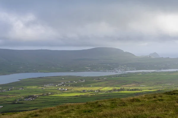 Hermosa vista aérea de la isla Beginish. Lugares que vale la pena visitar en la ruta costera del Atlántico. Escenic Irish countyside on sunny summer day, County Kerry, Irlanda . —  Fotos de Stock