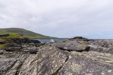 Valentia Adası 'nın güzel hava manzarası. Sıkıcı bir bahar gününde İrlanda manzaralı Kerry İlçesi, İrlanda.