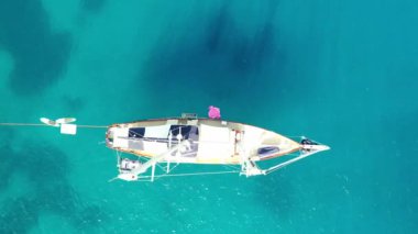 Yunanistan 'ın Girit kentindeki Spinalonga Adası yakınlarındaki bir yamaca ait hava manzarası