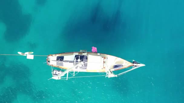 Вид з повітря на яхту, пришвартований біля острова Спіналонга (Крит, Греція). — стокове відео