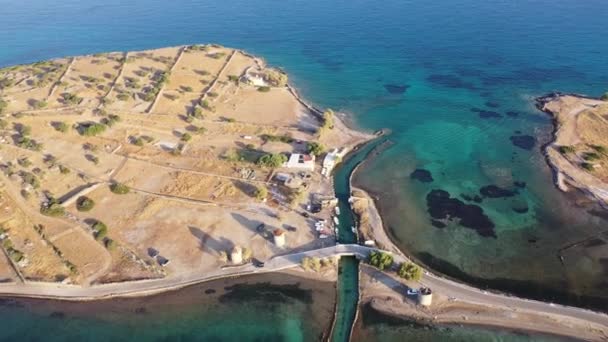 Vue aérienne d'un bateau à moteur dans une mer de couleur bleu profond. Île de Kolokitha, Crète, Grèce — Video