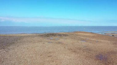 Boş bir kumsalın havadan görünüşü. Pandemik karantina. Whitstable, Kent, İngiltere