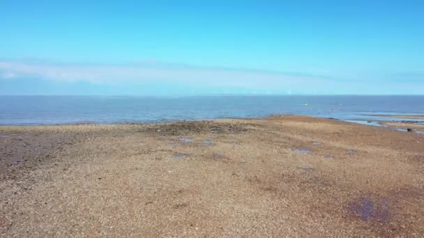 एक खाली रेतीले समुद्र तट का हवाई दृश्य। महामारी संगरोध। व्हाइटस्टेबल, केंट, यूके — स्टॉक वीडियो