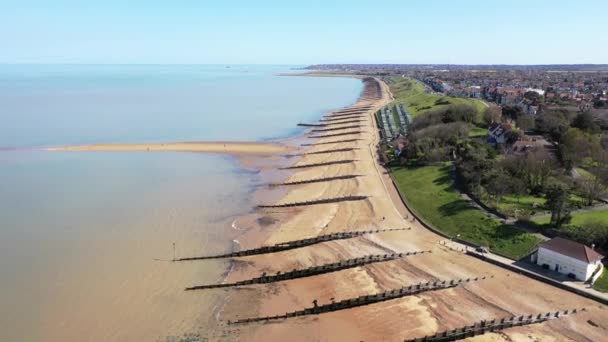 Widok z powietrza na pustą piaszczystą plażę. Pandemia kwarantanny. Whitstable, Kent, Zjednoczone Królestwo — Wideo stockowe