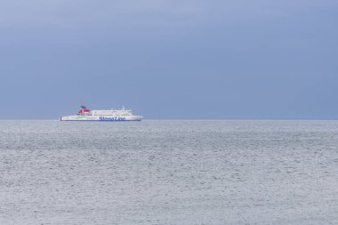 İrlanda 'daki Dun Laoghaire yat limanındaki yelkenli tekne, gemi ve yatların hava görüntüsü.