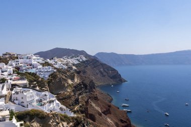 Yunanistan 'ın Santorini adasının başkenti Fira' dan deniz ve volkan manzarası