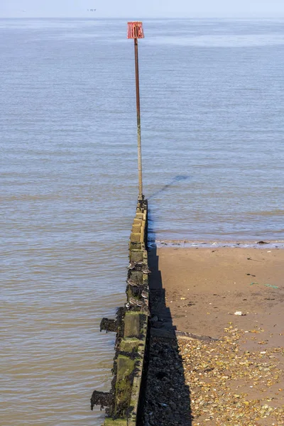 Blick auf Kieselstrand und Strandpromenade, Whitstable Seafront, Kent, Großbritannien — Stockfoto