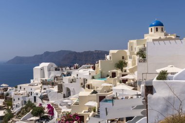 Yunanistan 'ın Santorini adasının başkenti Fira' dan deniz ve volkan manzarası