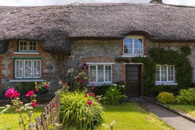 Samandan çatılı eski tuğladan bir ev Adare. İrlanda