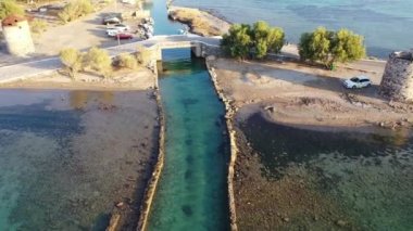 Koyu mavi bir denizde, motorlu bir teknenin havadan görünüşü. Kolokitha Adası, Girit, Yunanistan
