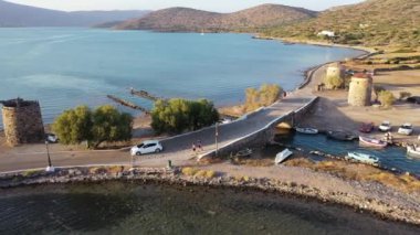 Koyu mavi bir denizde, motorlu bir teknenin havadan görünüşü. Kolokitha Adası, Girit, Yunanistan
