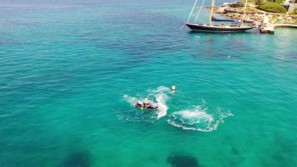 Vista aérea de uma pessoa flyboarding no mar. Elounda, Creta, Grécia — Vídeo de Stock