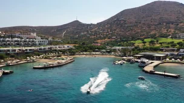 Luftaufnahme eines Jetski-Bootes in einem tiefblauen Meer. Insel Spinalonga, Kreta, Griechenland — Stockvideo