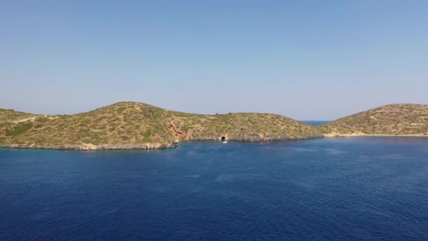 地中海、クレタ島、ギリシャのボートの空中ビュー — ストック動画