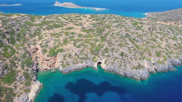 Vista aérea da Ilha Kalydon, Creta, Grécia — Vídeo de Stock