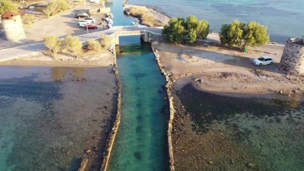 Luchtfoto van een motorboot in een diepblauwe zee. Kolokitha Island, Kreta, Griekenland — Stockvideo