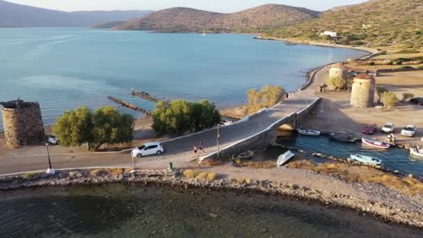 Luftaufnahme eines Motorbootes in einem tiefblauen Meer. Insel Kolokitha, Kreta, Griechenland — Stockvideo
