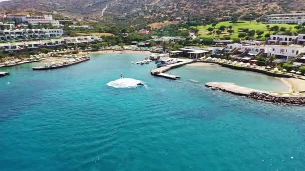 Vista aérea de uma pessoa flyboarding no mar. Elounda, Creta, Grécia — Vídeo de Stock