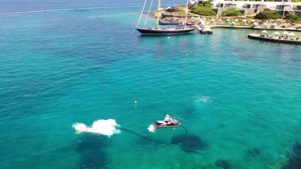 Vista aérea de una persona flyboarding en el mar. Elounda, Creta, Grecia — Vídeo de stock