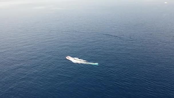 Vista aérea de una lancha a motor remolcando a un esquiador acuático. Elounda, Creta, Grecia — Vídeos de Stock