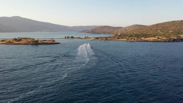 Vue aérienne d'un bateau à moteur remorquant un tube. Elounda, Crète, Grèce 