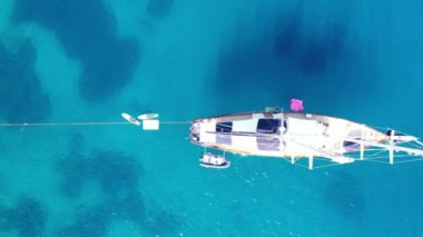 Yunanistan 'ın Girit kentindeki Spinalonga Adası yakınlarındaki bir yamaca ait hava manzarası