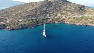 Yunanistan 'ın Girit kentindeki Spinalonga Adası yakınlarındaki bir yamaca ait hava manzarası