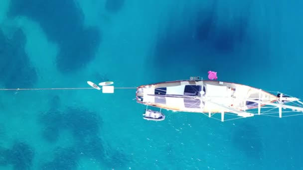 Vue aérienne d'un yaht amarré près de l'île de Spinalonga, Crète, Grèce