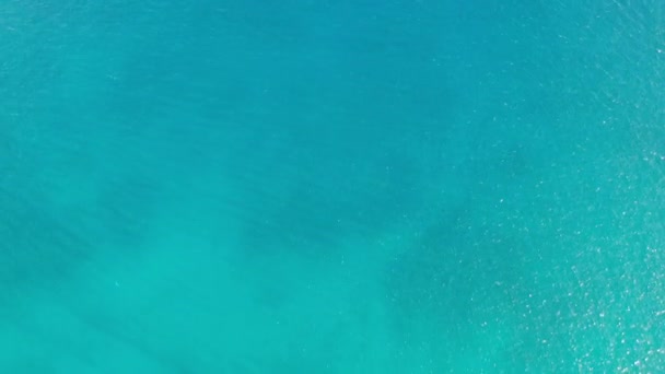 Vista aérea de un yaht amarrado cerca de la isla Spinalonga, Creta, Grecia — Vídeos de Stock