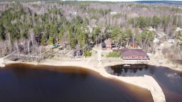 Flygfoto över Vuoksi floden, skogen och bosättningen i höst dag, Losevo, Leningrad Oblast, Ryssland — Stockvideo