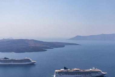 Yunanistan 'ın Santorini adasının başkenti Fira' dan deniz ve volkan manzarası