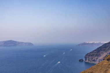 Yunanistan 'ın Santorini adasının başkenti Fira' dan deniz ve volkan manzarası