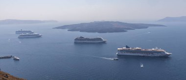 Yunanistan 'ın Santorini adasının başkenti Fira' dan deniz ve volkan manzarası