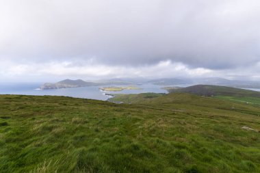 Başlangıç Adası 'nın güzel hava manzarası. Vahşi Atlantik Yolu 'nda ziyaret etmeye değer yerler. Güneşli yaz gününde İrlanda manzaralı Kerry ilçesi, İrlanda.