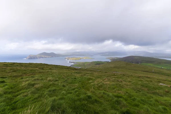 Vacker flygutsikt över Beginish Island. Platser värda att besöka på Wild Atlantic Way. Naturskönt irländskt län på solig sommardag, grevskapet Kerry, Irland. — Stockfoto