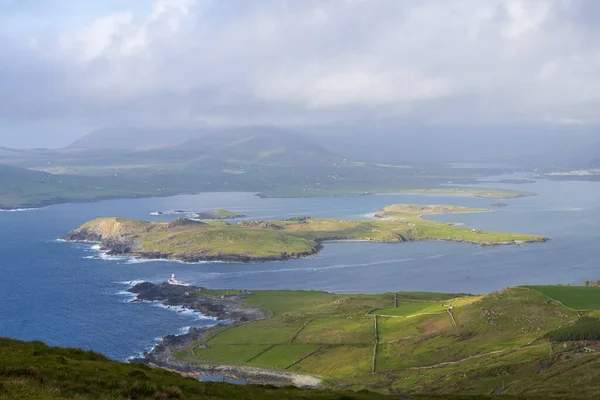 Bella vista aerea di Beginish Island. Luoghi da visitare sulla Wild Atlantic Way. Panoramica delle contee irlandesi nella soleggiata giornata estiva, contea di Kerry, Irlanda . — Foto Stock