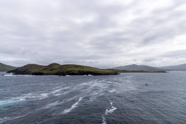 Valentia Adası 'nın güzel hava manzarası. Sıkıcı bir bahar gününde İrlanda manzaralı Kerry İlçesi, İrlanda.