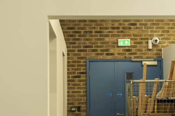 Engellenmiş Okul Acil Çıkış Tabelasıyla Çıktı