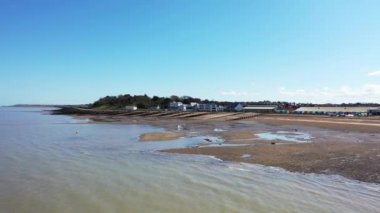Boş bir kumsalın havadan görünüşü. Pandemik karantina. Whitstable, Kent, İngiltere