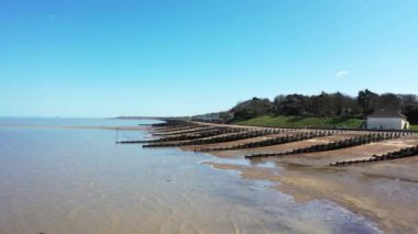 Boş bir kumsalın havadan görünüşü. Pandemik karantina. Whitstable, Kent, İngiltere