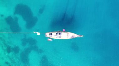 Yunanistan 'ın Girit kentindeki Spinalonga Adası yakınlarındaki bir yamaca ait hava manzarası