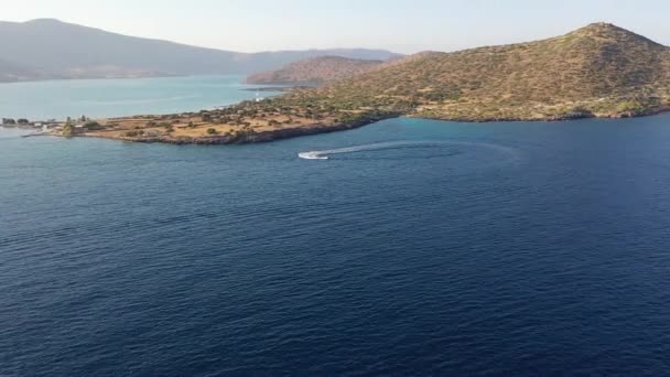 Повітряний вид моторного човна буксирує водяного лижника. Елунда, Крит, Греція — стокове відео